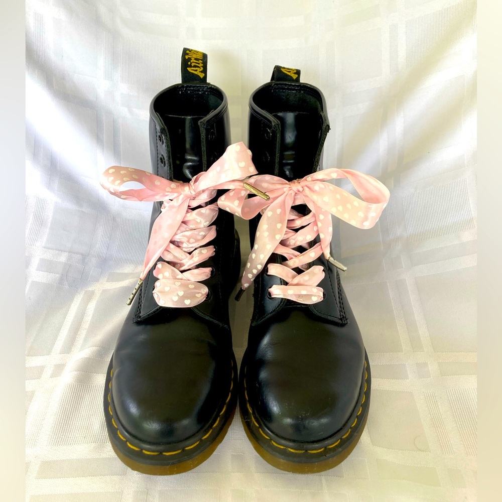 Dr. Marten 1460 ankle boots. Smooth black leather, pink heart ribbon laces 8-eye